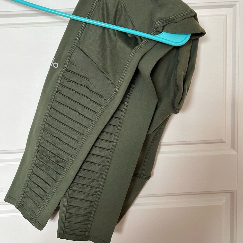 Army green ALO yoga leggings